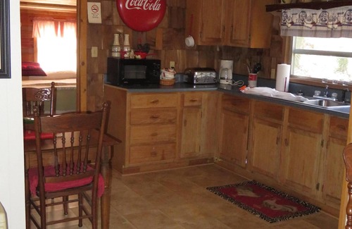 Candler Cabaña | Glenn Acres Black Bear Creekside Cottage- Montañas-Pintoresco-Tranquilo-Relajante
