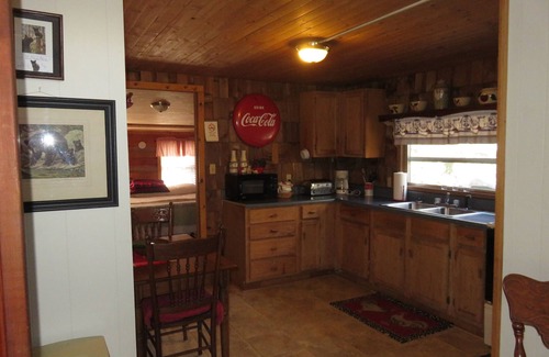 Candler Cabaña | Glenn Acres Black Bear Creekside Cottage- Montañas-Pintoresco-Tranquilo-Relajante