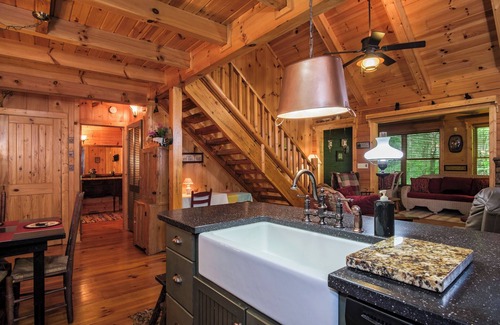 Penrose Cabina | Black Bear Lodge near Dupont State Forest