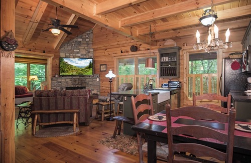 Penrose Cabina | Black Bear Lodge near Dupont State Forest