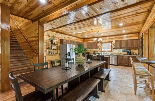 Caton Cabina | Black Bear Splash 6 Bedroom Cabin by RedAwning
