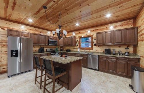 Caton Cabina | Black Bear Splash 6 Bedroom Cabin by RedAwning