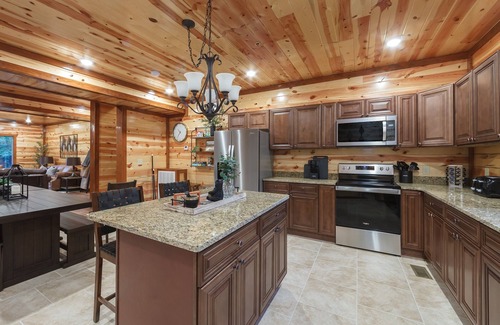 Caton Cabina | Black Bear Splash 6 Bedroom Cabin by RedAwning