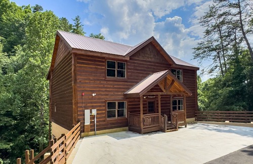 Caton Cabina | Black Bear Splash 6 Bedroom Cabin by RedAwning