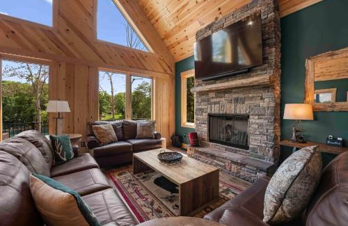 Lake Norman of Catawba Casa | Black Bear Lodge by AvantStay Lakefront Dock Pool Theater Sleeps 20