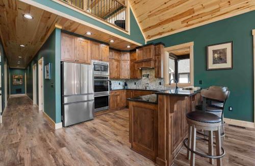 Lake Norman of Catawba Casa | Black Bear Lodge by AvantStay Lakefront Dock Pool Theater Sleeps 20