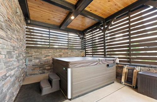 Lake Norman of Catawba Casa | Black Bear Lodge by AvantStay Lakefront Dock Pool Theater Sleeps 20