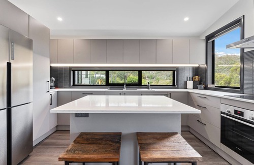 East Jindabyne Casa | Black Diamond Retreat - Luxury 3BR Home l Lake Views l Fire Pit l WiFi l Bath