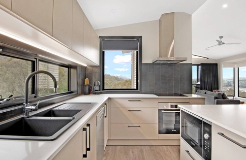East Jindabyne Casa | Black Diamond Retreat - Luxury 3BR Home l Lake Views l Fire Pit l WiFi l Bath