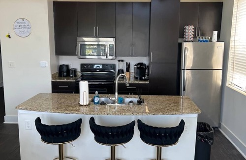 Lindridge-Martin Manor Condominio | Black & Gold Loft w/2 balconies