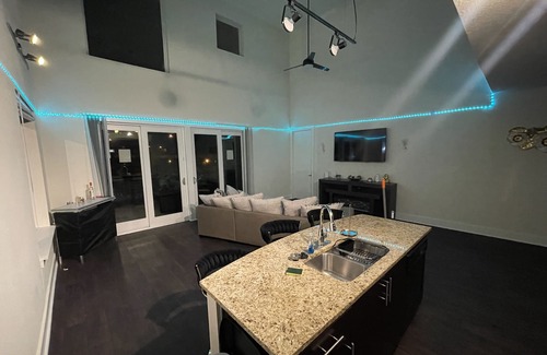 Lindridge-Martin Manor Condominio | Black & Gold Loft w/2 balconies