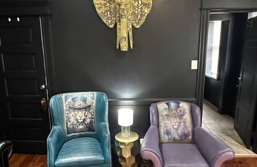 St. Charles Historic District Casa | Black & Gold suite 202 -ADA Room
