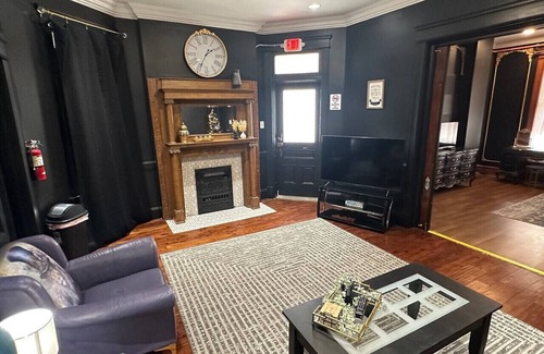 St. Charles Historic District Casa | Black & Gold suite 202 -ADA Room