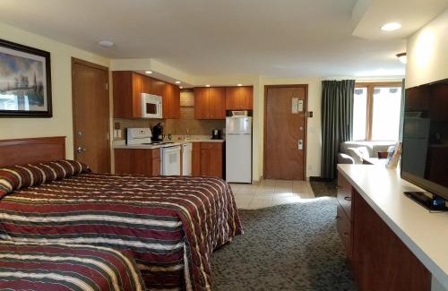 Wisconsin Dells Hotel | Black Hawk Motel & Suites