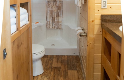 West Glacier Cabina | Black Hawthorn Studio Cabin