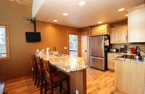 Lead Cabina | Black Hills Cabin-Great Views, Internet, Tina de hidromasaje, mesa de billar, TV de 50 '