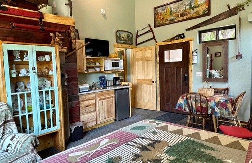 Hill City Cabina | Black Hills Home Cabins—ELOOSIVE MOOSE—in Hill City, near Lake, Mickelson Trail!