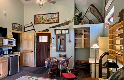 Hill City Cabina | Black Hills Home Cabins—ELOOSIVE MOOSE—in Hill City, near Lake, Mickelson Trail!