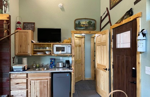 Hill City Cabina | Black Hills Home Cabins—ELOOSIVE MOOSE—in Hill City, near Lake, Mickelson Trail!
