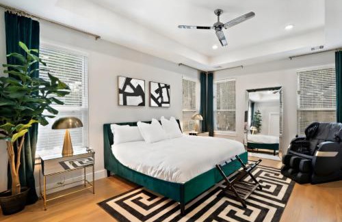 Northside Casa | Black House - Downtown Elegance with HotTub and King Beds
