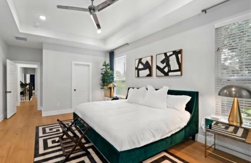 Northside Casa | Black House - Downtown Elegance with HotTub and King Beds