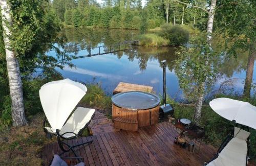 Pedvale Chalet De Esquí | Black house in the forest with Hot Tube and Home theater for movies