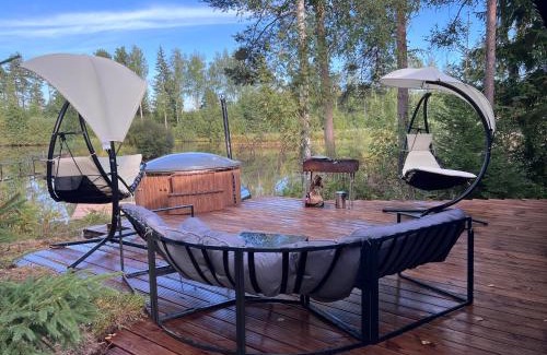 Pedvale Chalet De Esquí | Black house in the forest with Hot Tube and Home theater for movies