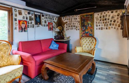 Pedvale Chalet De Esquí | Black house in the forest with Hot Tube and Home theater for movies