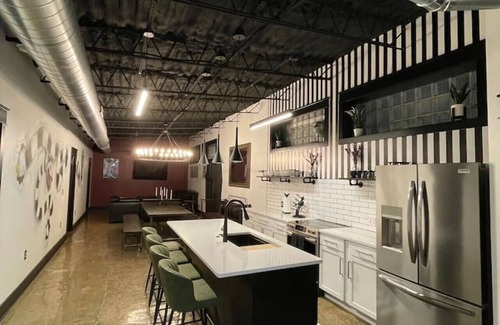 Fountain Square Casa | Black house stays sleeps 10
