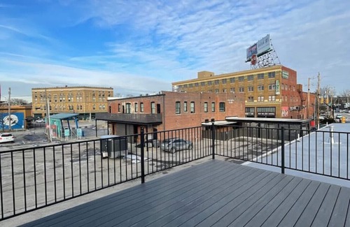 Fountain Square Casa | Black house stays sleeps 10