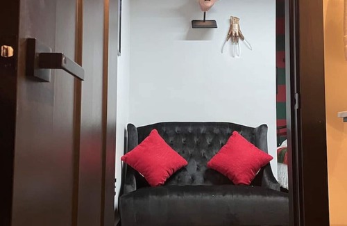 Fountain Square Casa | Black house stays sleeps 10