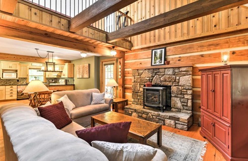 Black Mountain Casa | Black Mountain Cabin with Screened Porch and Views!