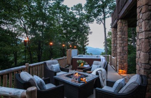 Black Mountain Casa | Black Mountain Log Cabin Secluded, Pet-friendly 3BD with Hot Tub & Views!