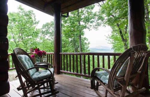 Black Mountain Casa | Black Mountain Log Cabin Secluded, Pet-friendly 3BD with Hot Tub & Views!