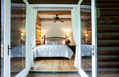 Black Mountain Casa | Black Mountain Log Cabin Secluded, Pet-friendly 3BD with Hot Tub & Views!