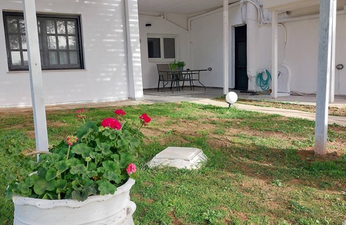 Alexandroupoli Apartamento | Black N' White Cozy Housegarden