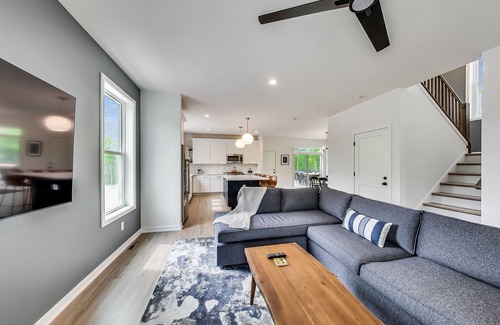 Zenda Casa | Black Point House, 4bd, Scenic Views, Deck, BBQ, Sleeps 10