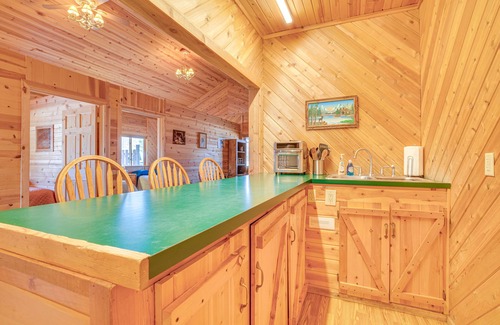 Neillsville Cabina | Black River Log Cabin: Fish, Swim + Unwind!