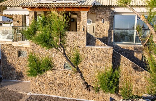Agios Gordios Casa | Black Rocks Luxury Seafront Beach Suite