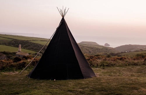 Tintagel Cabina | Black Shanti Tipi 2 With Ocean View