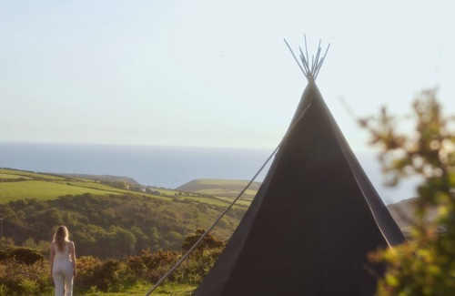 Tintagel Cabina | Black Shanti Tipi 2 With Ocean View