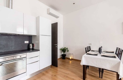 Prague 5 Apartamento | Black Swan Apartment - 50 Meters from Dancing House
