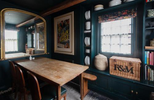 Lewes Casa | Black Tile Cottage