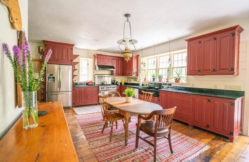 Milton Casa | Black Walnut Tree Farm: Farmhouse on 50 Acres