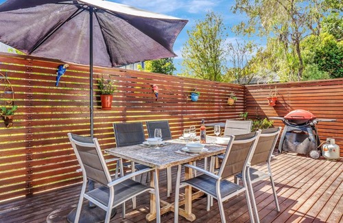 Hyams Beach Casa | Black Wattle at Hyams Beach