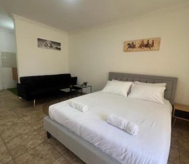 Neve Zohar Casa | Black & white by Loren village