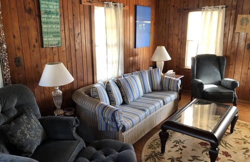 Kitty Hawk Cabaña | Blackbeard's Retreat - Historic And Pet Friendly 3 Bedroom Cottage by RedAwning