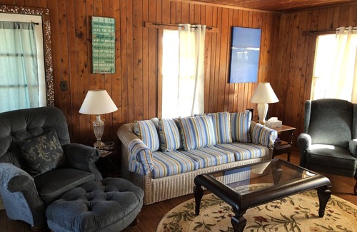 Kitty Hawk Cabaña | Blackbeard's Retreat - Historic And Pet Friendly 3 Bedroom Cottage by RedAwning