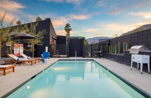 Downtown Palm Springs Hotel | Blackhaus Suites by AvantStay Modern Comfort in Downtown Palm Springs