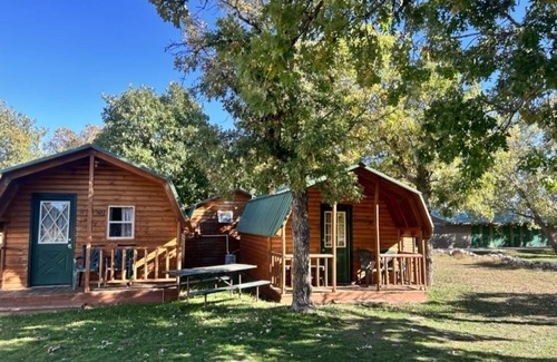 Sturgis Cabina | Blackhills Cabin with 2 Twin Beds in Sturgis, SD. Blocks to Downtown, Close to Deadwood, Spearfish and Mt. Rushmore